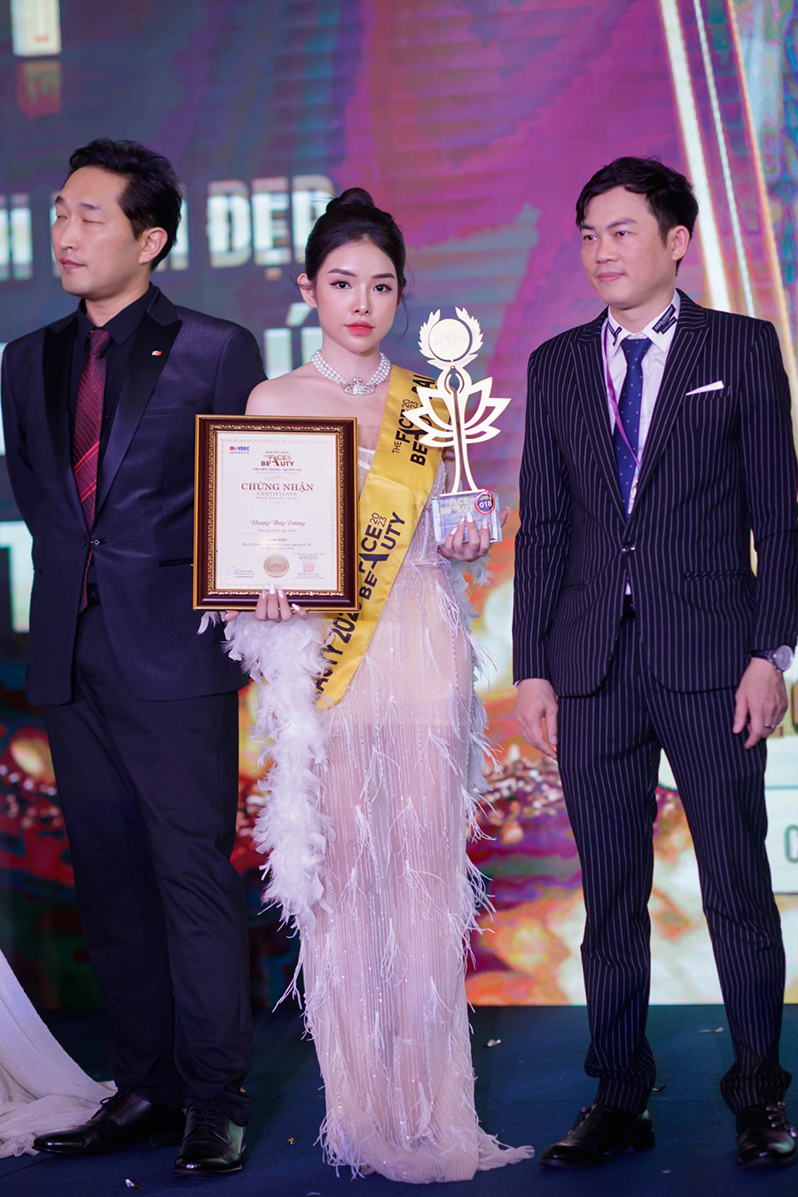 Hoang Thuy Duong dai su the face beauty 20