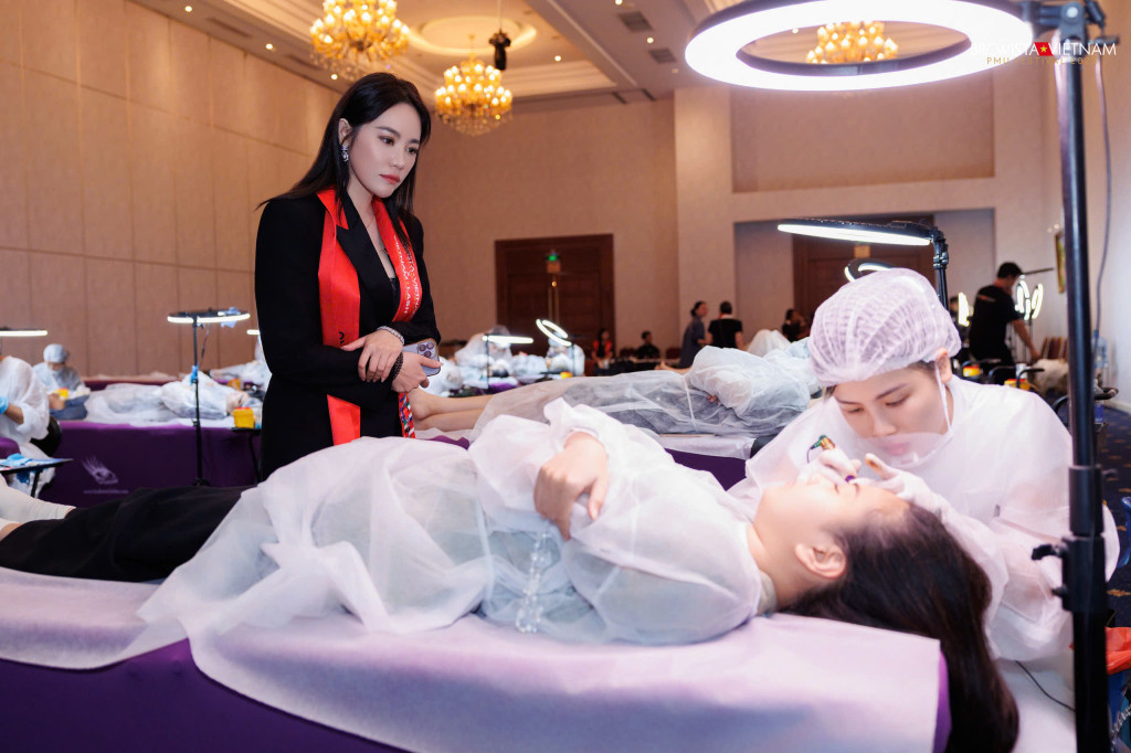 chuyen gia huong tran xuat sac gianh giai a quan 1 ombre brows tai browista vietnam 2025 3