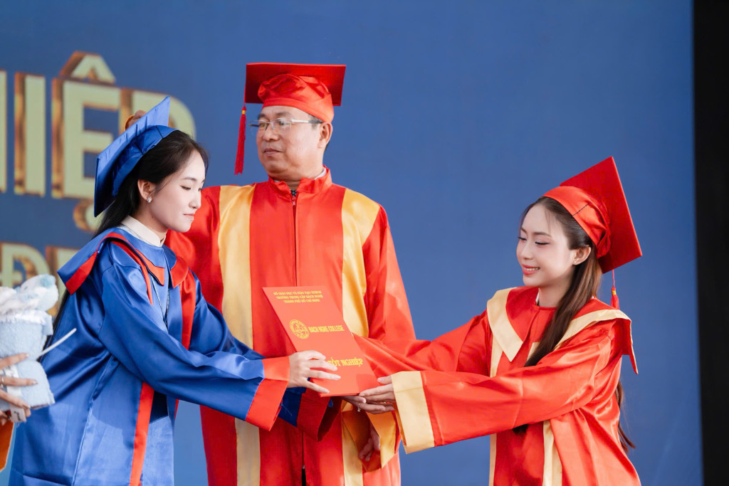 Lễ Tôn Vinh Giáo Viên Tiêu Biểu 2025: Cô Huỳnh Ánh Tuyết Và Cống Hiến Cho Đào Tạo Nghề Làm Đẹp 3 le ton vinh giao vien tieu bieu 2025 co huynh anh tuyet va cong hien cho dao tao nghe lam dep 2