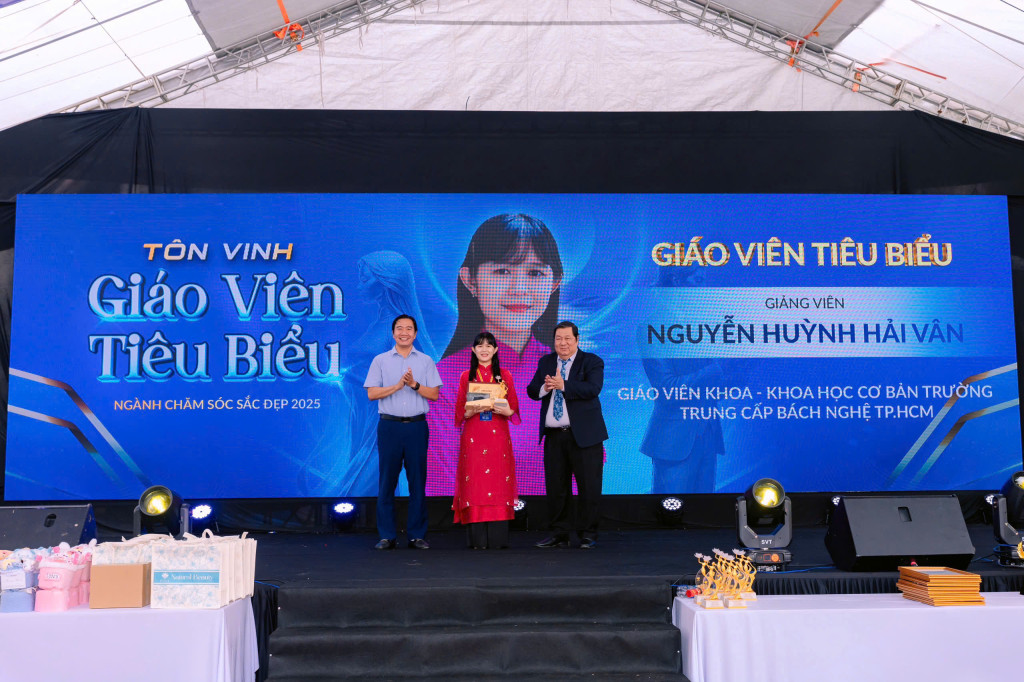 ve dep cong hien cua giao vien tieu bieu nguyen huynh hai van trong le ton vinh 2025 1