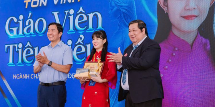 Vẻ Đẹp Cống Hiến Của Giáo Viên Tiêu Biểu Nguyễn Huỳnh Hải Vân Trong Lễ Tôn Vinh 2025