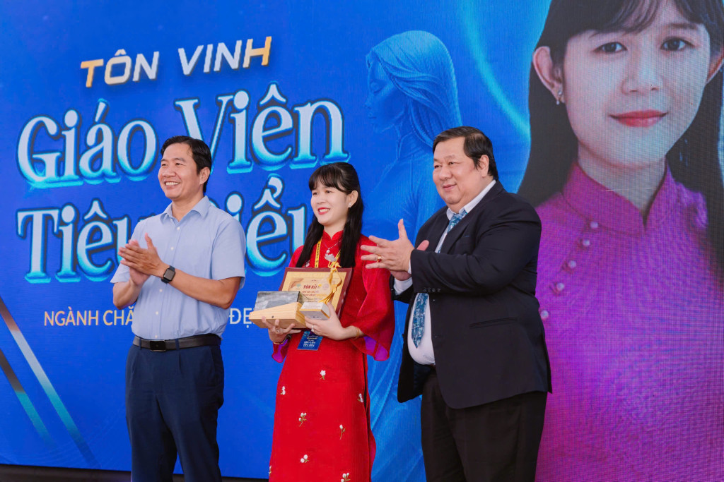 ve dep cong hien cua giao vien tieu bieu nguyen huynh hai van trong le ton vinh 2025