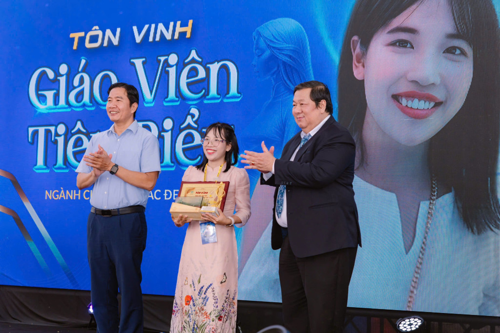 vinh danh dong gop cua co pham thi ngoc thuy trong le ton vinh giao vien tieu bieu 2025